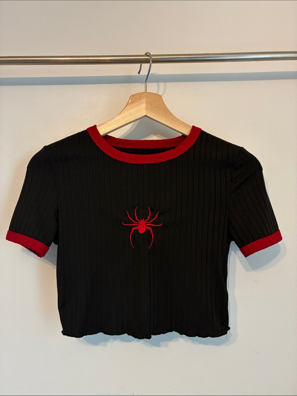 vintage Alt Y2K Black Crop Baby Tee w red spider - ringer tee - 2000s 90s goth